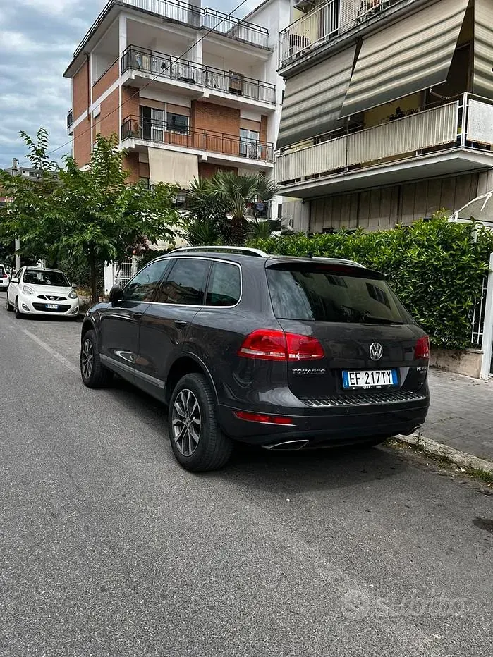 Usata VW Touareg 240 CV (176 kW) 2011 Grigio SUV