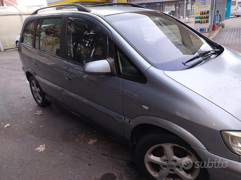 Usata Opel Zafira 97 CV (71 kW) 2005 Grigio Monovolume