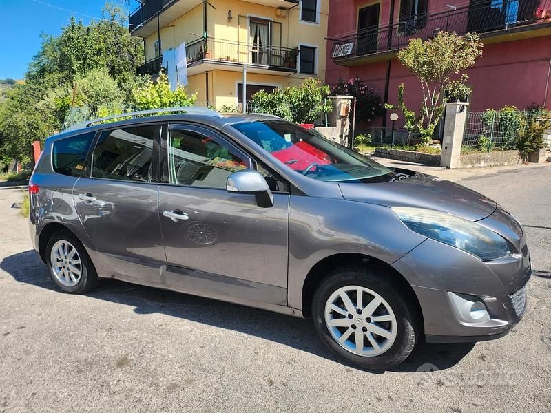 Usata Renault Scénic III 130 CV (95 kW) 2011 Grigio Monovolume