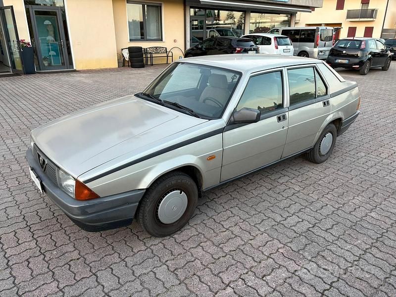 Usata Alfa Romeo 75 110 CV (80 kW) 1988 Grigio Berlina