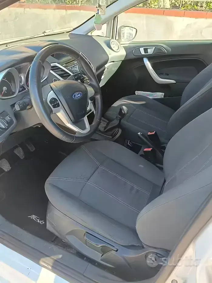 Second-hand Ford Fiesta 70 CP (51 kW) 2012 Alb Berlinǎ