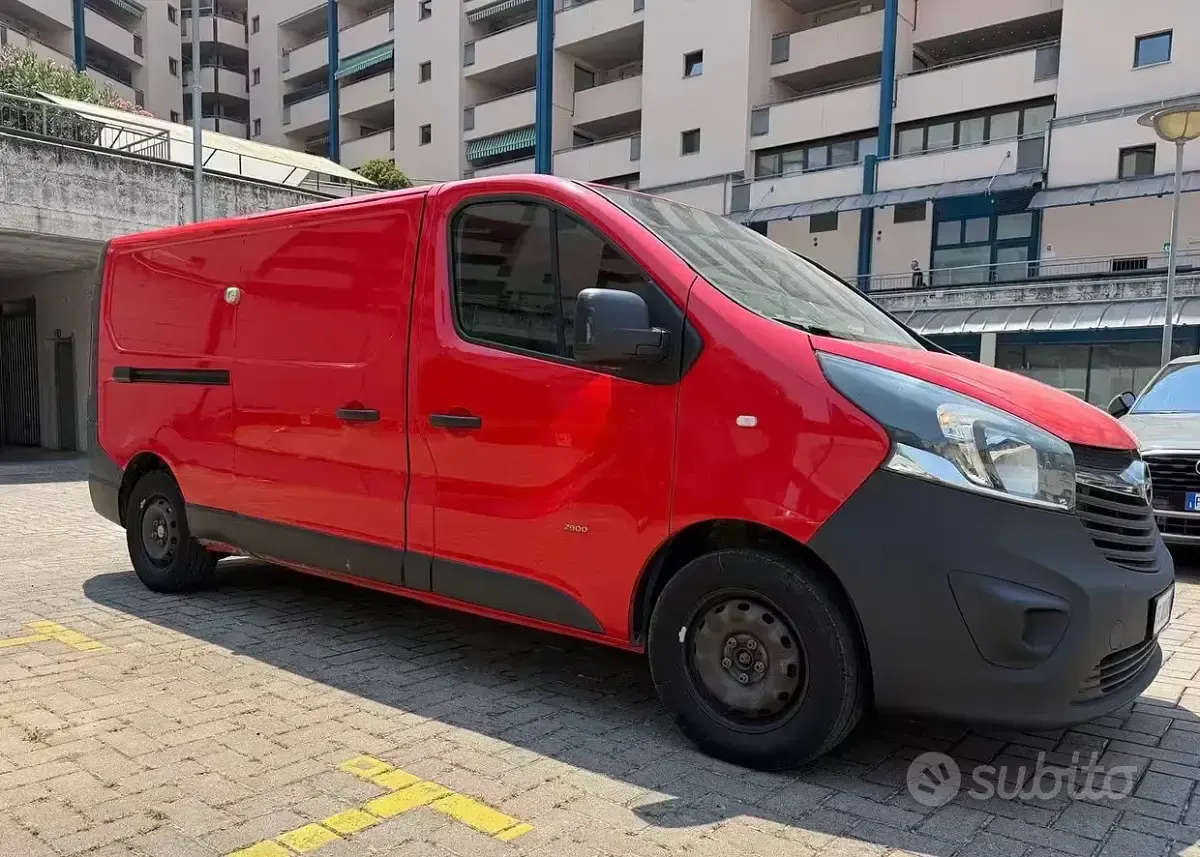 Usata Opel Vivaro Edition 140 CV (102 kW) 2016 Rosso Monovolume