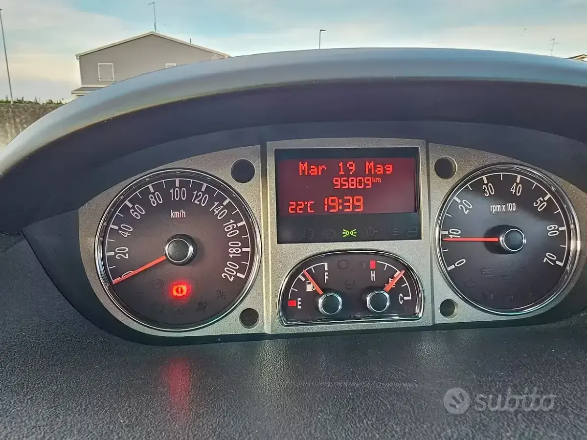 Usata Lancia Musa 95 CV (69 kW) 2010 Marrone Monovolume