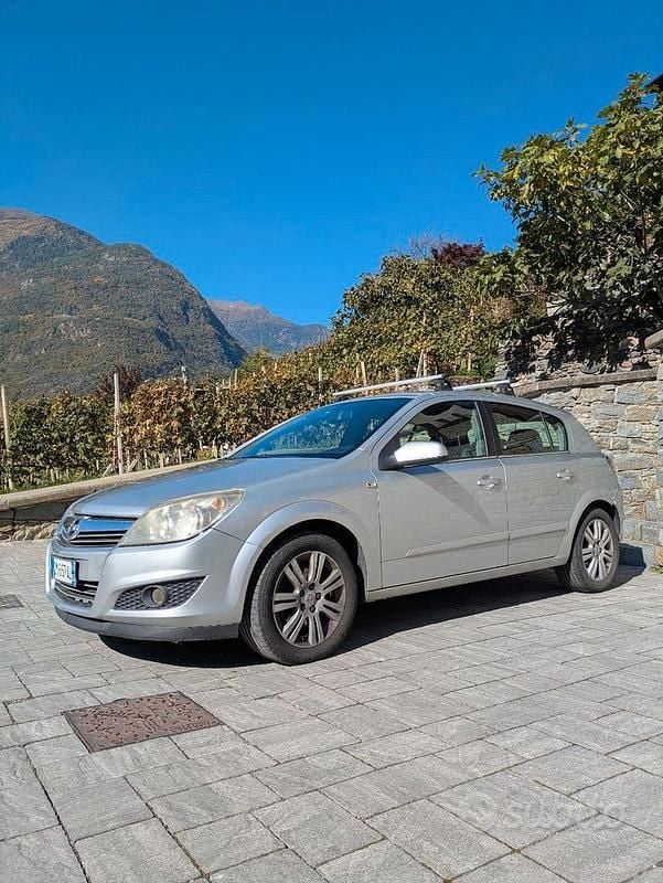 Occasion Opel Astra 115 ch (84 kW) 2008 Gris Berline