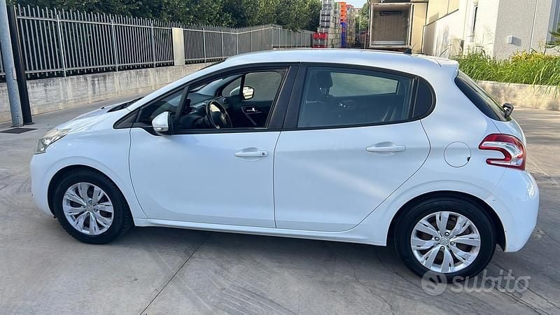 Usata Peugeot 208 68 CV (50 kW) 2015 Bianco Utilitaria