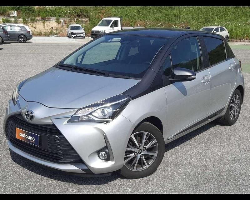 Usata Toyota Yaris Lounge 72 CV (52 kW) 2020 Grigio Utilitaria