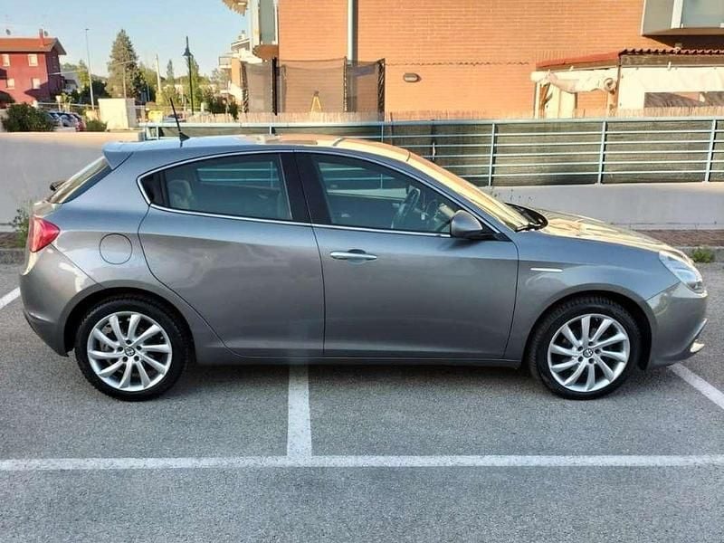 Grigio Usata 2015 Alfa Romeo Giulietta Exclusive Due volumi | 6500 € (Super prezzo) - Immagine 1/4