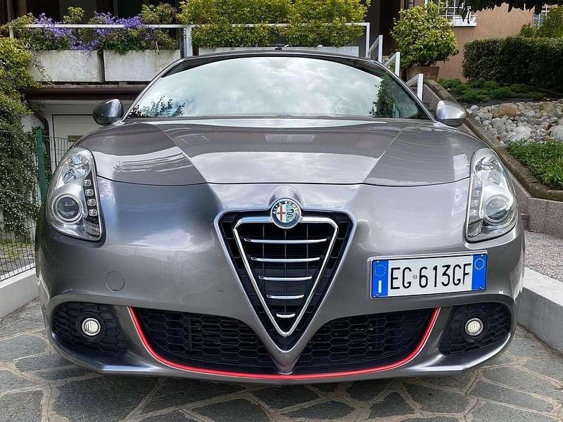 Grigio Usata 2010 Alfa Romeo Giulietta Tre volumi | 6000 € (Buon prezzo) - Immagine 1/4