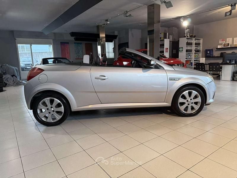 Usata Opel Tigra Sport 69 CV (50 kW) 2010 Argento Cabrio