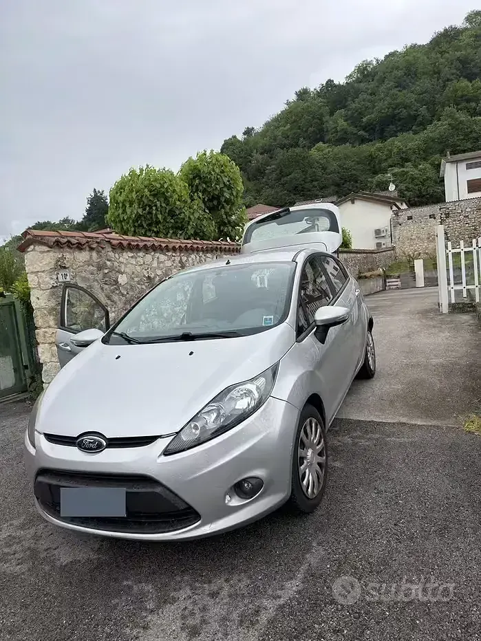 Usata Ford Fiesta 70 CV (51 kW) 2011 Grigio Berlina