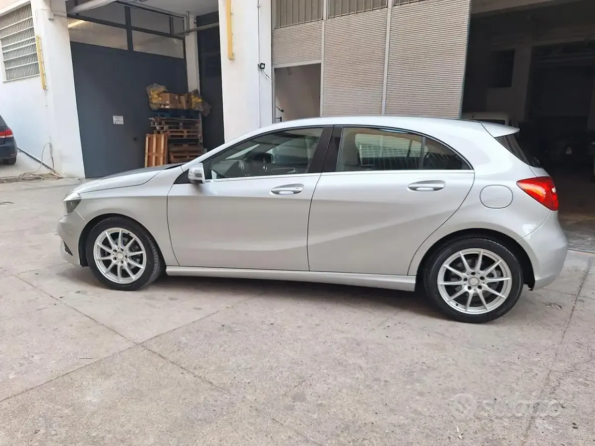 Usata Mercedes A180 109 CV (80 kW) 2013 Grigio Utilitaria