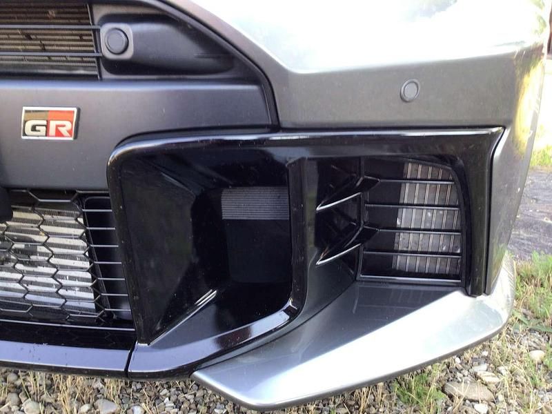 Usata Toyota Yaris 280 CV (205 kW) 2024 Grigio Utilitaria