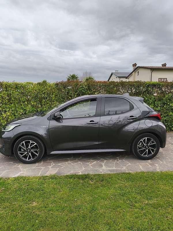 Usata Toyota Yaris Hybrid Lounge 116 CV (85 kW) 2021 Berlina
