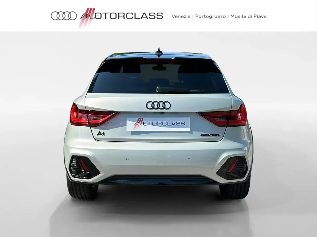 Nuova Audi A1 Ambiente 116 CV (85 kW) 2026 Argento cavo metallizzato nero SUV