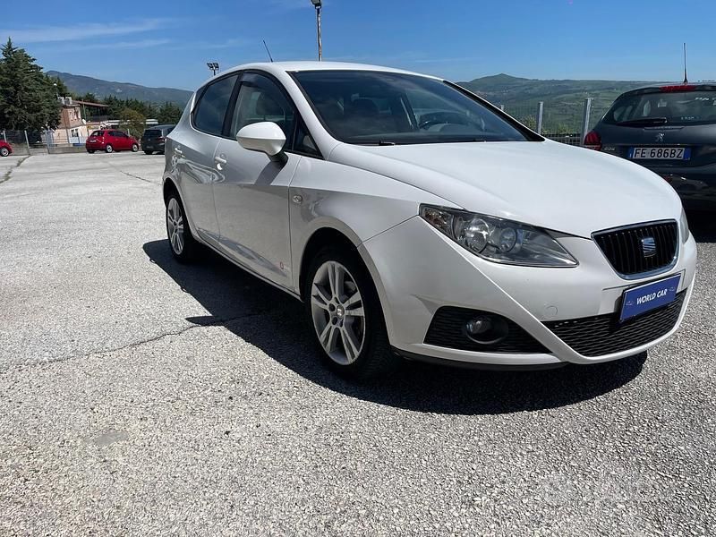 Bianco Usata 2015 Seat Ibiza Business Tre volumi | 5990 € (Buon prezzo) - Immagine 1/4