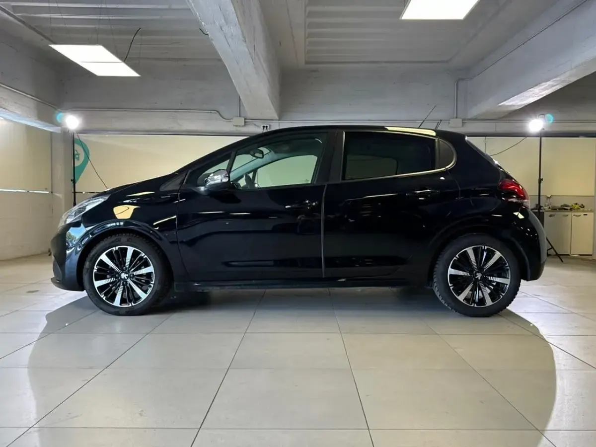 Usata Peugeot 208 Signature Sky 102 CV (75 kW) 2019 Nero Utilitaria