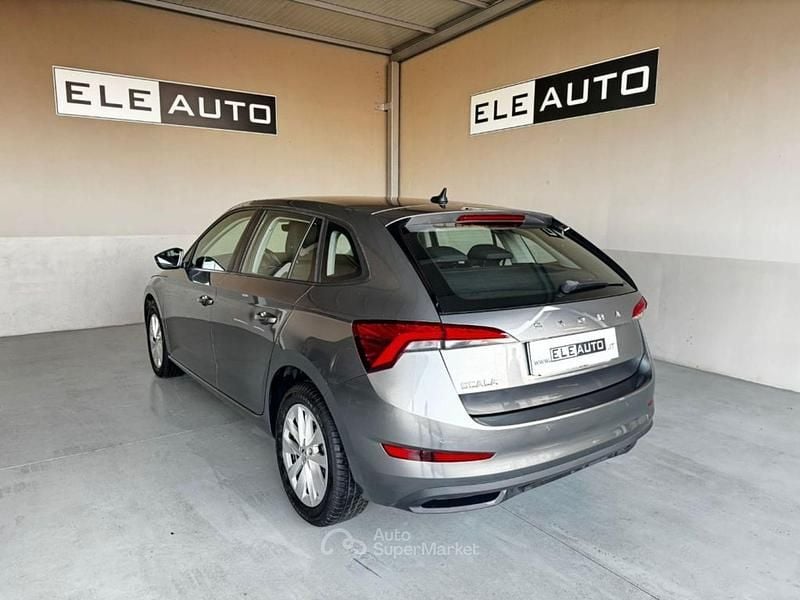 Usata Skoda Scala Ambition 95 CV (69 kW) 2023 Grigio scuro Utilitaria