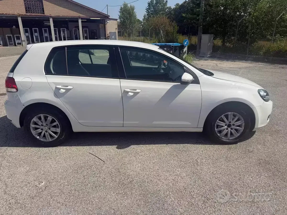 Usata VW Golf VI 105 CV (77 kW) 2011 Bianco Berlina
