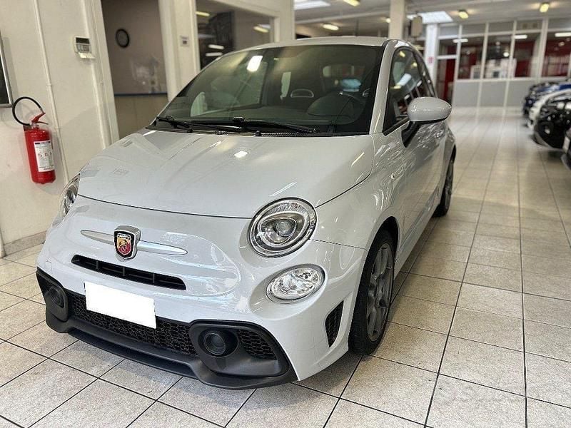 Usata Abarth 595 145 CV (106 kW) 2022 Grigio pastello Utilitaria