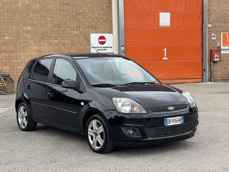Usata Ford Fiesta Ghia 75 CV (55 kW) 2008 Nero Utilitaria