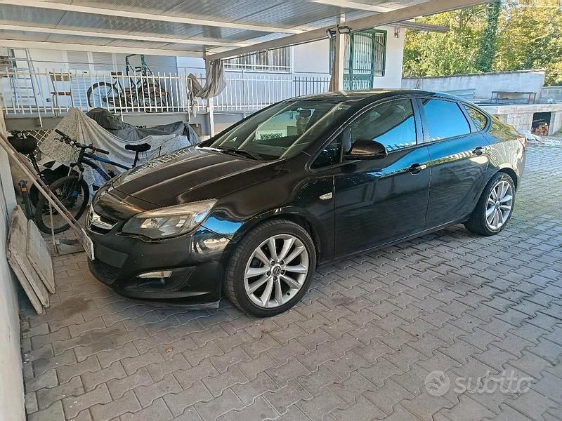 Usata Opel Astra 140 CV (102 kW) 2014 Berlina