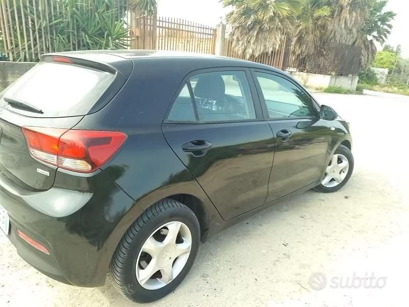 Usata Kia Rio 77 CV (56 kW) 2018 Nero Berlina