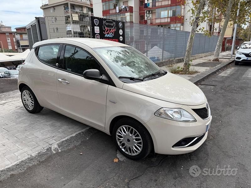 Usata Lancia Ypsilon Gold 69 CV (50 kW) 2016 Beige Utilitaria
