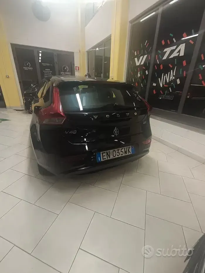 Gebraucht Volvo V40 115 PS (84 kW) 2012 Schwarz Kleinwagen