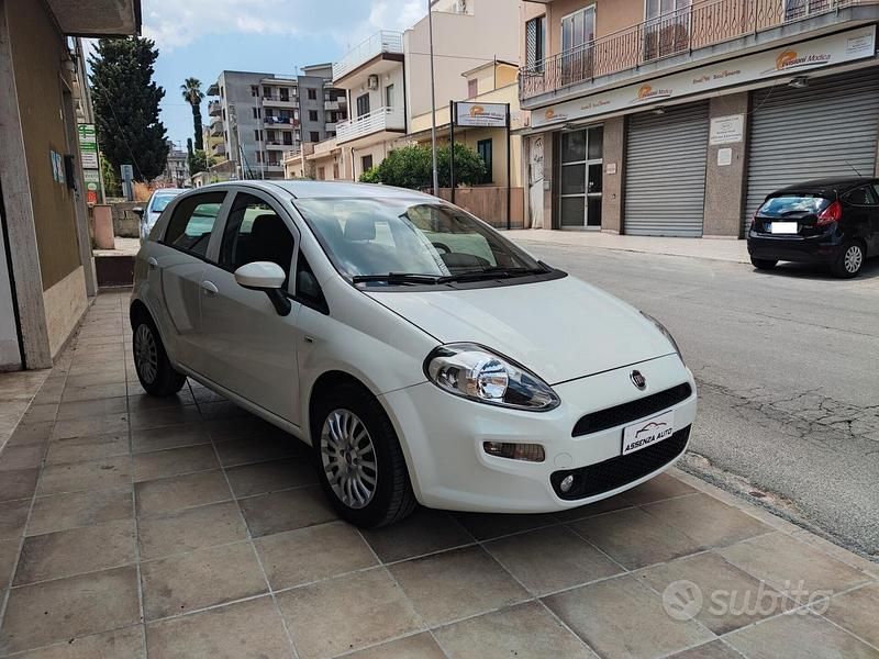 Usata Fiat Punto Lounge 78 CV (57 kW) 2016 Bianco Utilitaria