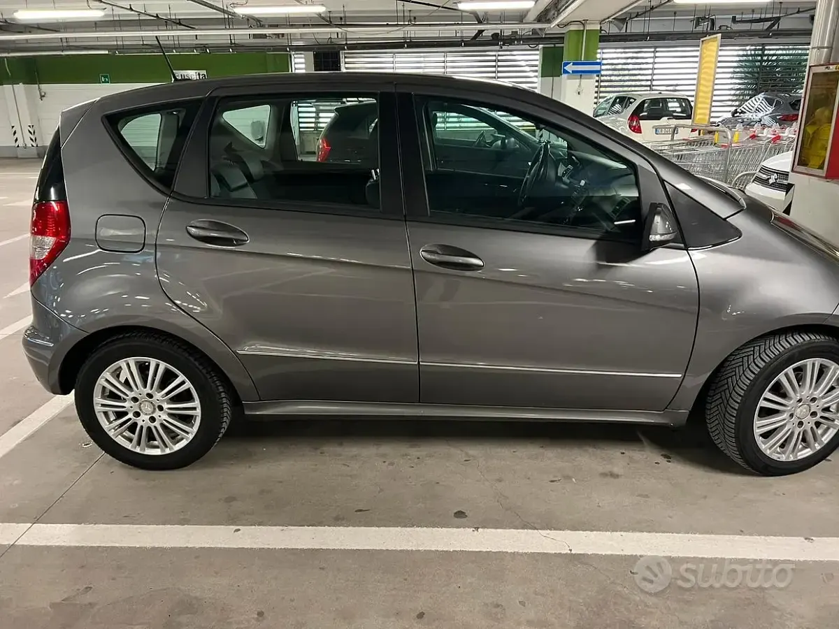 Usata Mercedes A180 109 CV (80 kW) 2011 Grigio Utilitaria