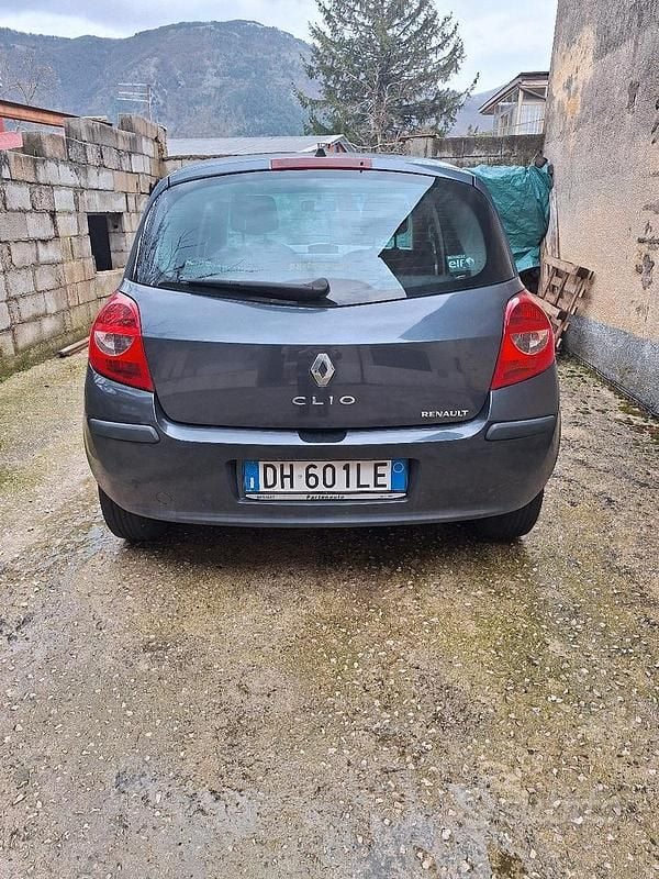 Usata Renault Clio II 75 CV (55 kW) 2007 Grigio Berlina