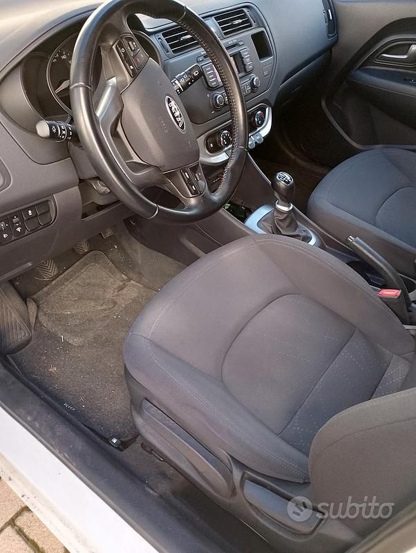 Usata Kia Rio 75 CV (55 kW) 2014 Bianco Utilitaria
