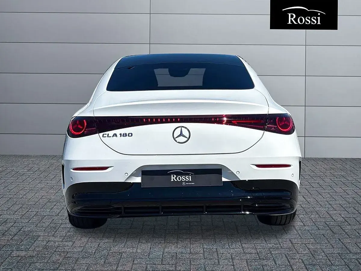 Nuova Mercedes CLA180 136 CV (100 kW) 2026 Vernice nero cosmo Berlina
