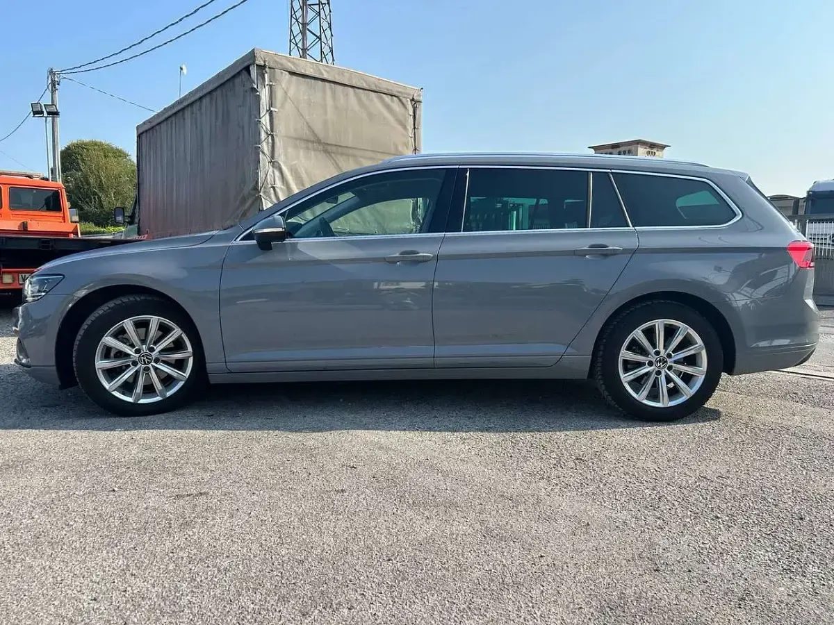 Usata VW Passat Business 122 CV (89 kW) 2022 Moonstone grey pastello Station wagon