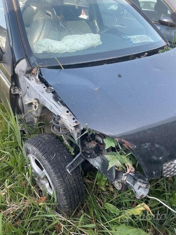 Usata Toyota Yaris 75 CV (55 kW) 2002 Nero Utilitaria