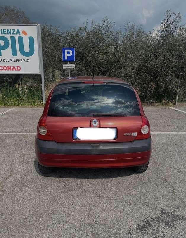 Käytetty Renault Clio II Authentique 58 HP (42 kW) 2004 Sedan