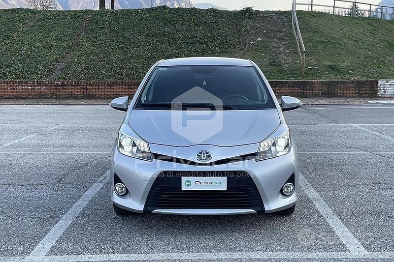 Usata Toyota Yaris Hybrid Lounge 75 CV (55 kW) 2014 Grigio Utilitaria