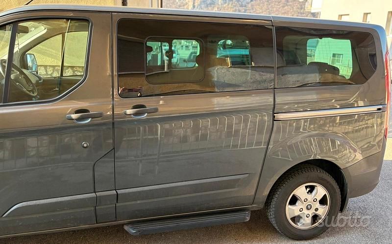 Begagnad Ford T 2016 Grå Minibuss