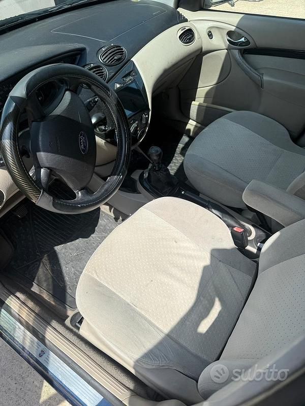 Usata Ford Focus 116 CV (85 kW) 2004 Blu Utilitaria