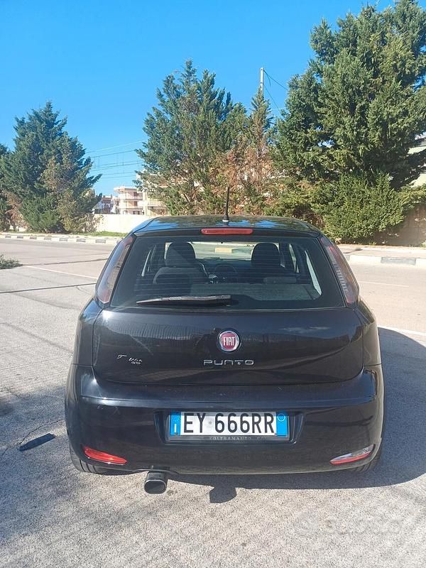 Usata Fiat Punto Lounge 75 CV (55 kW) 2015 Blu Berlina