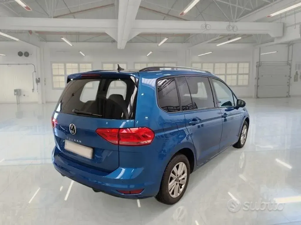 Usata VW Touran Business 150 CV (110 kW) 2023 Blu metallizzato Monovolume
