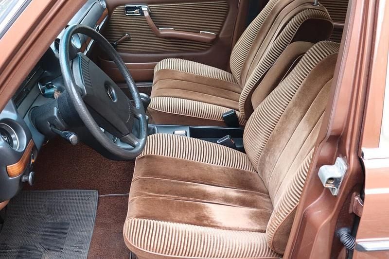 Usata Mercedes E280 108 CV (79 kW) 1976 Marrone Berlina
