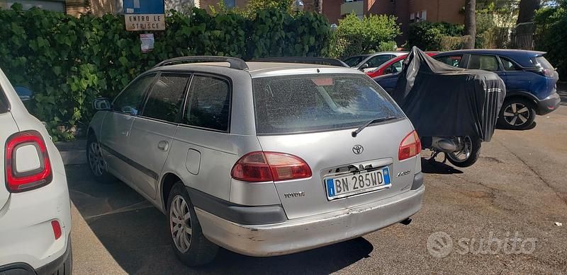 Usata Toyota Avensis 110 CV (80 kW) 2000 Grigio Station wagon