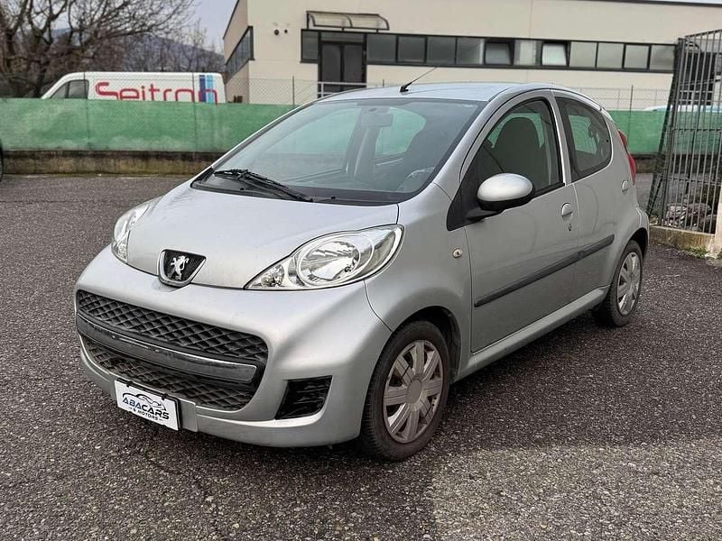 Argento Usata 2010 Peugeot 107 Allure Due volumi | 4890 € (Buon prezzo) - Immagine 1/4