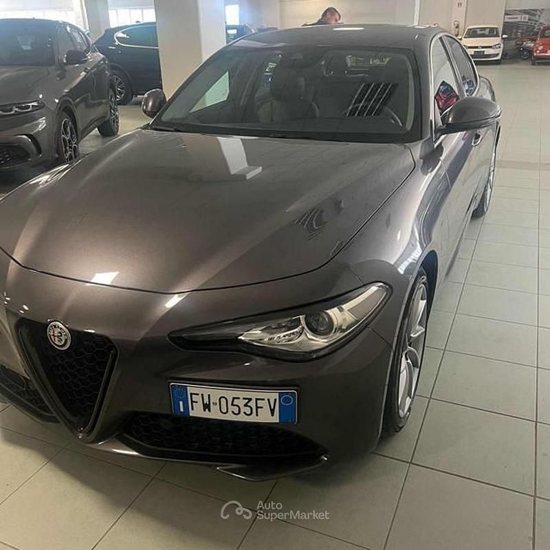 Usata Alfa Romeo Giulia Executive 160 CV (117 kW) 2019 Grigio pastello Berlina
