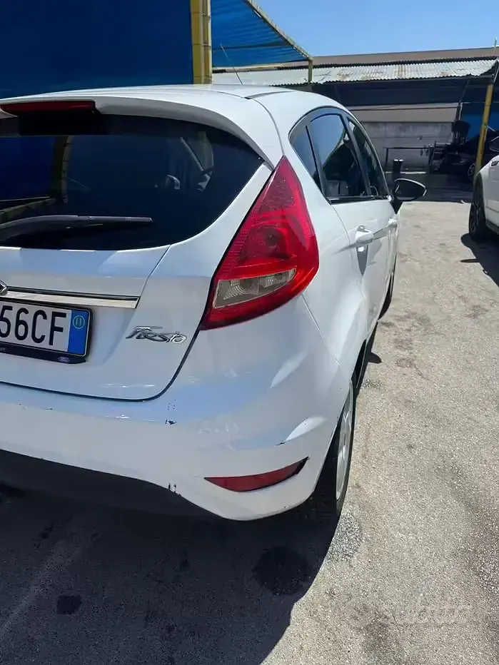 Usata Ford Fiesta 75 CV (55 kW) 2011 Bianco Berlina