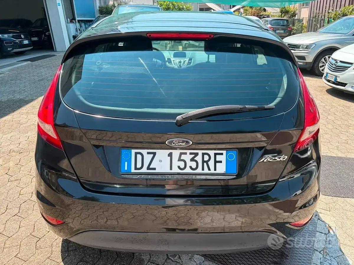 Usata Ford Fiesta 82 CV (60 kW) 2010 Nero Berlina