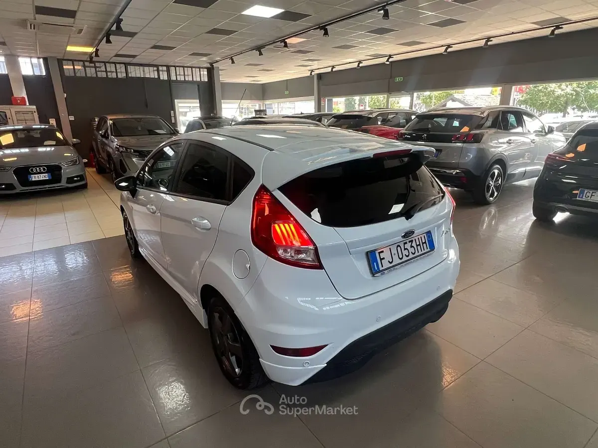 Usata Ford Fiesta ST-Line 75 CV (55 kW) 2017 Bianco Utilitaria