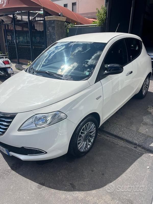 Usata Lancia Ypsilon Platinum 69 CV (50 kW) 2015 Bianco Utilitaria