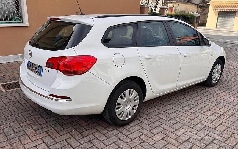 Usata Opel Astra 110 CV (80 kW) 2013 Bianco Station wagon
